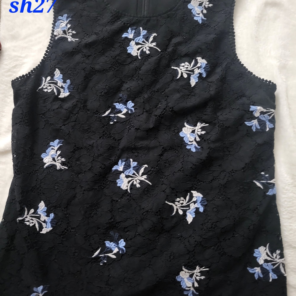 Sh27 Ann Taylor Black Top With Embroided Flowers